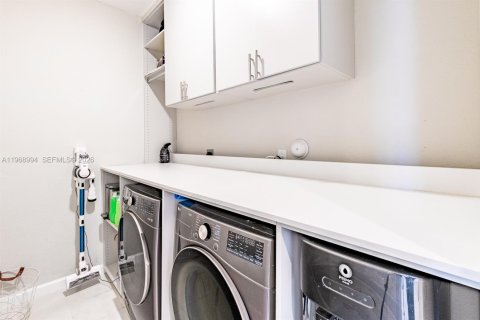 Casa en venta en Miami, Florida, 4 dormitorios, 195.75 m2 № 2029985 - foto 27