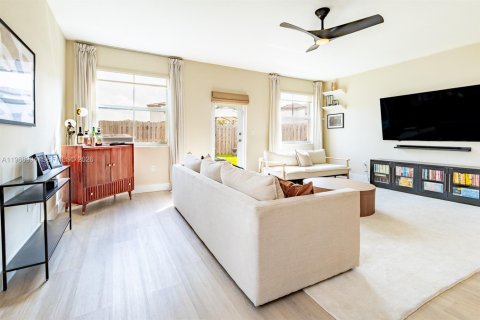 Casa en venta en Miami, Florida, 4 dormitorios, 195.75 m2 № 2029985 - foto 14