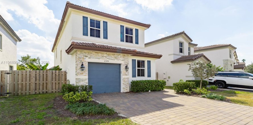 Casa en Miami, Florida 4 dormitorios, 195.75 m2 № 2029985