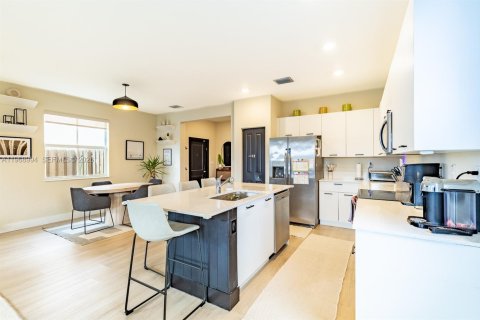 Casa en venta en Miami, Florida, 4 dormitorios, 195.75 m2 № 2029985 - foto 9