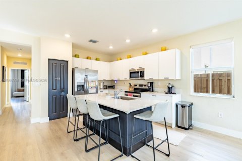 Casa en venta en Miami, Florida, 4 dormitorios, 195.75 m2 № 2029985 - foto 11