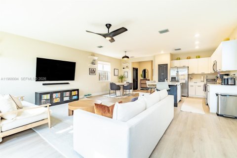 Casa en venta en Miami, Florida, 4 dormitorios, 195.75 m2 № 2029985 - foto 15