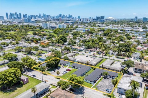 Commercial property in Miami, Florida № 1809598 - photo 2