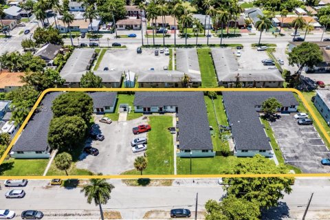 Commercial property in Miami, Florida № 1809598 - photo 1
