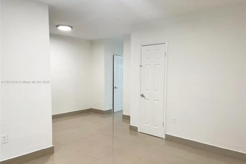 Commercial property in Miami, Florida № 1809598 - photo 12