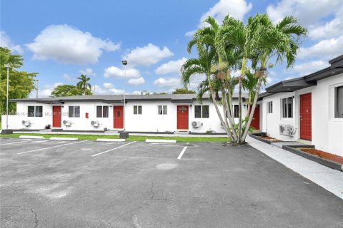 Commercial property in Miami, Florida № 1809598 - photo 4