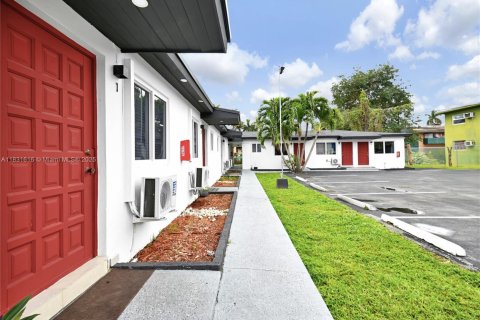 Commercial property in Miami, Florida № 1809598 - photo 8