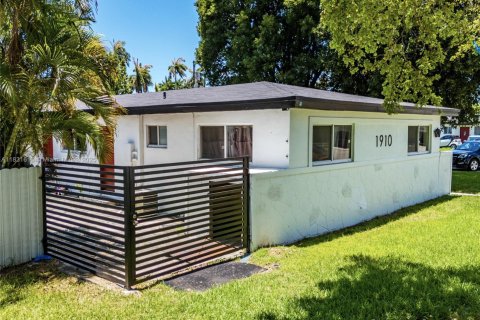 Commercial property in Miami, Florida № 1809598 - photo 11