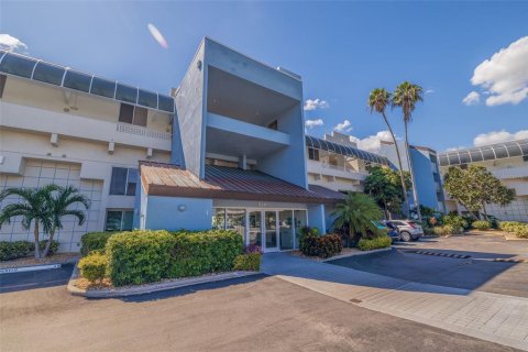 Снять в аренду кондоминиум в Сент-Питерсберг, Флорида 2 спальни, 116.59м2, № 1798224 - фото 1