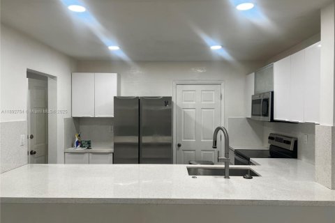 Copropriété à louer à Miami, Floride: 2 chambres, 92.72 m2 № 1946426 - photo 1