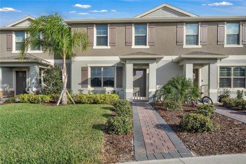 Adosado en venta en Winter Garden, Florida, 3 dormitorios, 145.67 m2 № 1900665 - foto 1