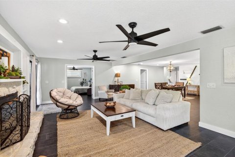 House in Clearwater, Florida 3 bedrooms, 178.56 sq.m. № 2117648 - photo 25