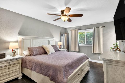 House in Clearwater, Florida 3 bedrooms, 178.56 sq.m. № 2117648 - photo 30