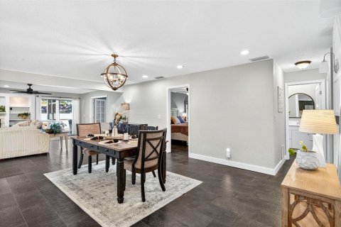 House in Clearwater, Florida 3 bedrooms, 178.56 sq.m. № 2117648 - photo 20