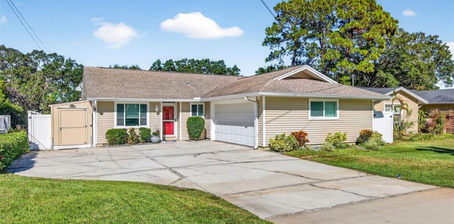 House in Clearwater, Florida 3 bedrooms, 178.56 sq.m. № 2117648