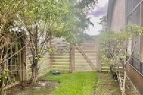 House in Lauderhill, Florida 4 bedrooms, 211.17 sq.m. № 1103582 - photo 1