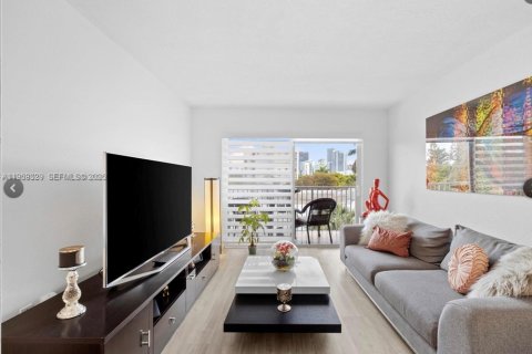 Condo in Miami, Florida, 2 bedrooms  № 2030994 - photo 4