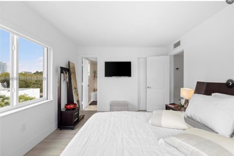 Condo in Miami, Florida, 2 bedrooms  № 2030994 - photo 9