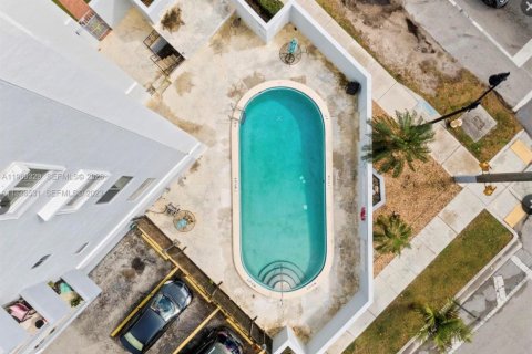 Condo in Miami, Florida, 2 bedrooms  № 2030994 - photo 12