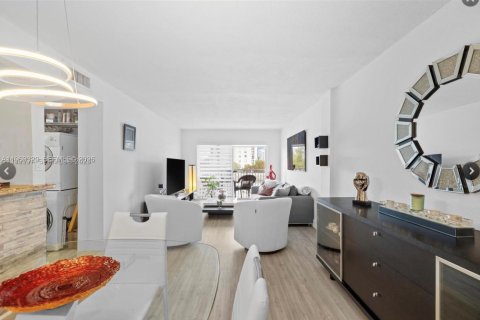 Condo in Miami, Florida, 2 bedrooms  № 2030994 - photo 3