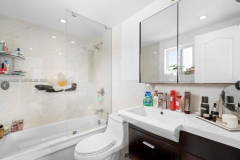 Condo in Miami, Florida, 2 bedrooms  № 2030994 - photo 10