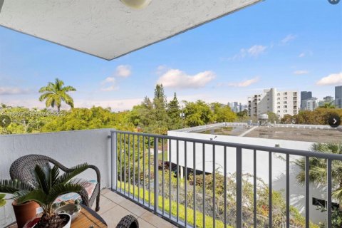 Condo in Miami, Florida, 2 bedrooms  № 2030994 - photo 11