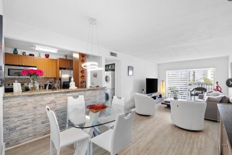 Condo in Miami, Florida, 2 bedrooms  № 2030994 - photo 5