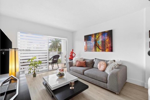 Condo in Miami, Florida, 2 bedrooms  № 2030994 - photo 6