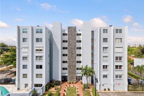 Condo in Miami, Florida, 2 bedrooms  № 2030994 - photo 13