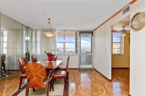 Condominio en venta en Sunny Isles Beach, Florida, 2 dormitorios, 143.44 m2 № 1695953 - foto 11