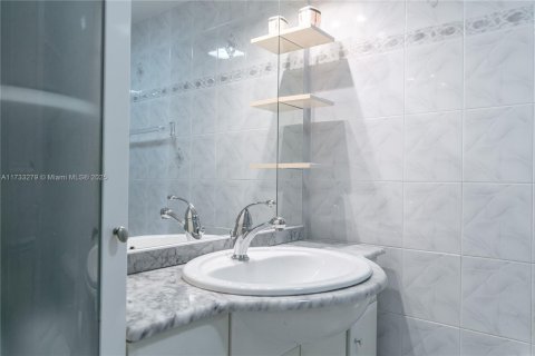 Condominio en venta en Sunny Isles Beach, Florida, 2 dormitorios, 143.44 m2 № 1695953 - foto 19