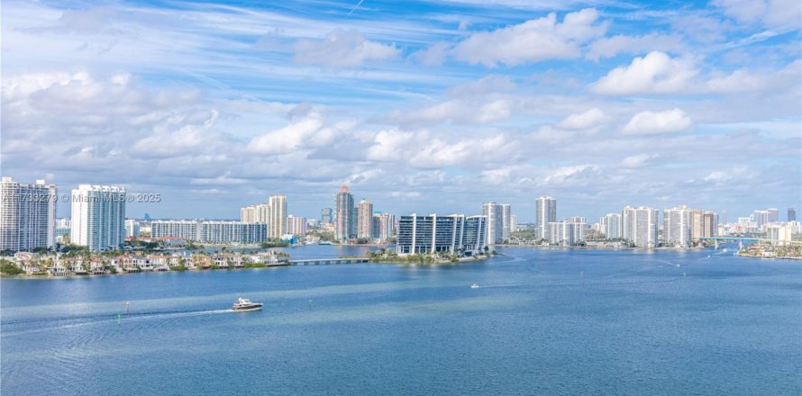 Condominio en Sunny Isles Beach, Florida, 2 dormitorios  № 1695953