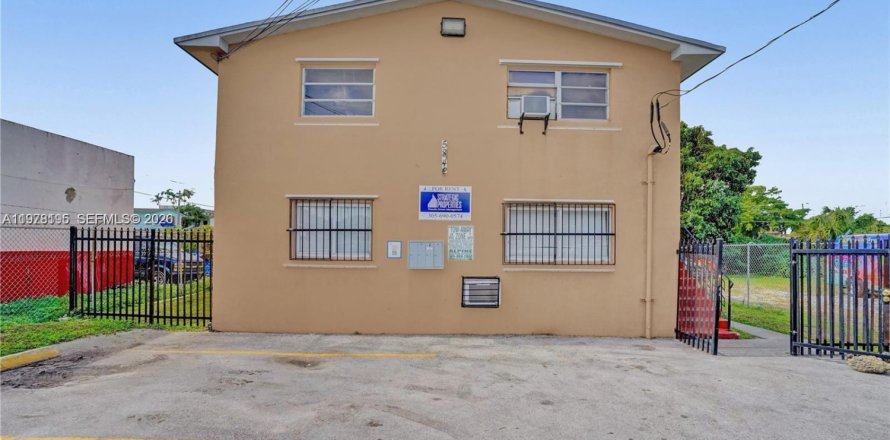 Propiedad comercial en Miami, Florida 339.84 m2 № 2078979