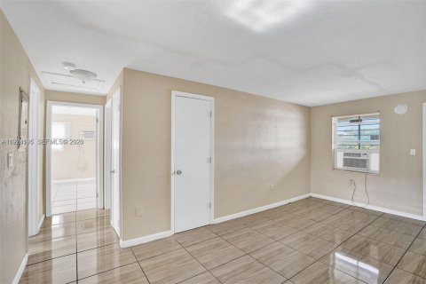 Propiedad comercial en venta en Miami, Florida, 339.84 m2 № 2078979 - foto 5