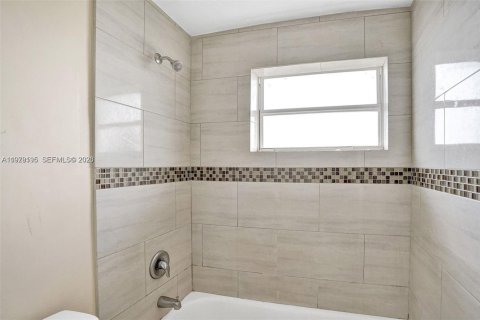 Propiedad comercial en venta en Miami, Florida, 339.84 m2 № 2078979 - foto 24