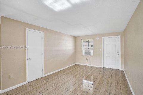 Propiedad comercial en venta en Miami, Florida, 339.84 m2 № 2078979 - foto 18
