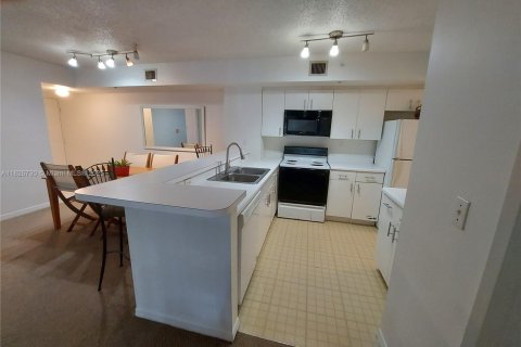 Condo in Davie, Florida, 2 bedrooms  № 1796988 - photo 17