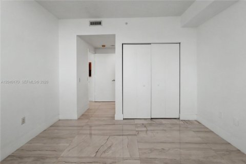 Condo in Miami, Florida, 2 bedrooms  № 2086345 - photo 16