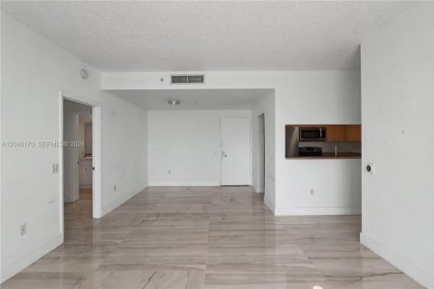 Condo in Miami, Florida, 2 bedrooms  № 2086345 - photo 10