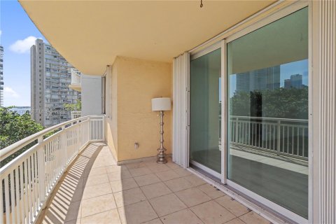 Condo in Miami, Florida, 2 bedrooms  № 2086345 - photo 22