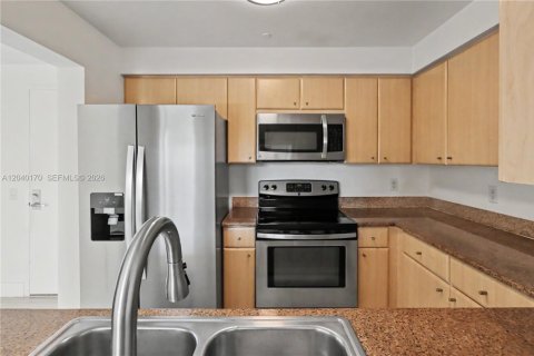 Condo in Miami, Florida, 2 bedrooms  № 2086345 - photo 7