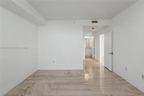 Condo in Miami, Florida, 2 bedrooms  № 2086345 - photo 12