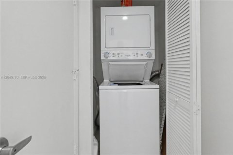 Condo in Miami, Florida, 2 bedrooms  № 2086345 - photo 18