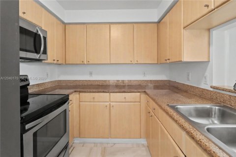 Condo in Miami, Florida, 2 bedrooms  № 2086345 - photo 8