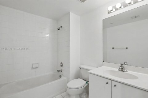 Condo in Miami, Florida, 2 bedrooms  № 2086345 - photo 17