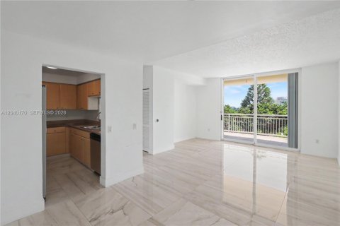 Condo in Miami, Florida, 2 bedrooms  № 2086345 - photo 6