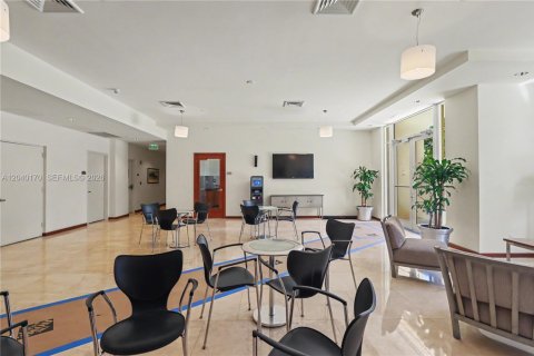 Condo in Miami, Florida, 2 bedrooms  № 2086345 - photo 27
