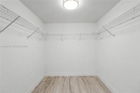 Condo in Miami, Florida, 2 bedrooms  № 2086345 - photo 14
