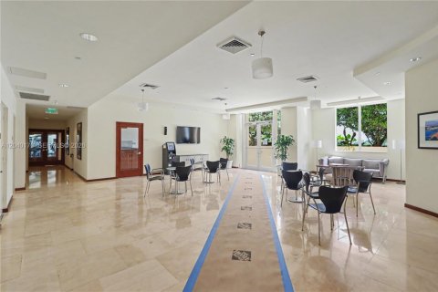 Condo in Miami, Florida, 2 bedrooms  № 2086345 - photo 24