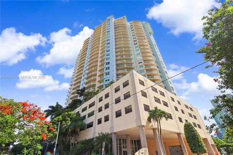 Condo in Miami, Florida, 2 bedrooms  № 2086345 - photo 2